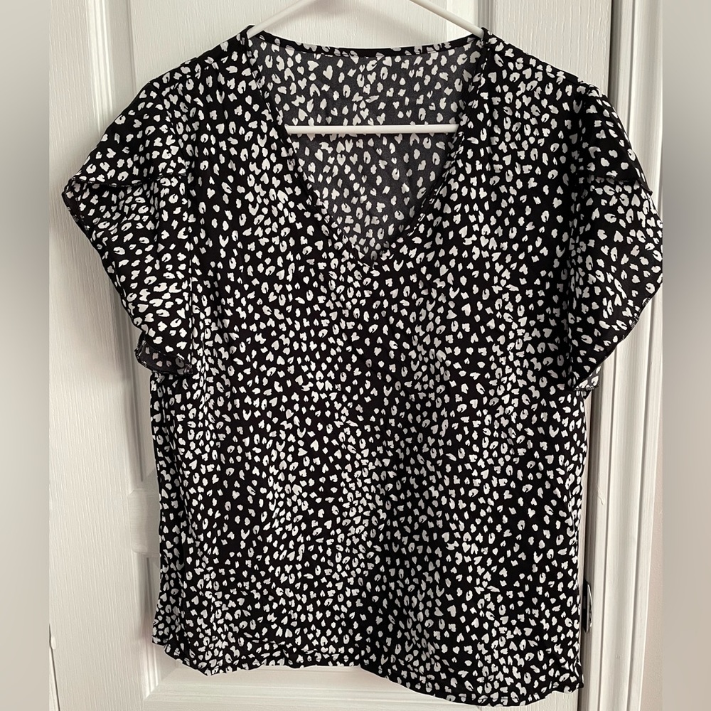 Aluna Levi Black & White V-Neck Blouse. Size Large. New.